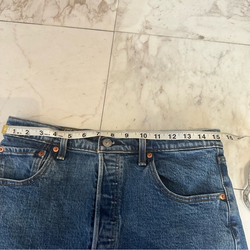 Levi’s Premium Ribcage Short - Picture 6 of 9